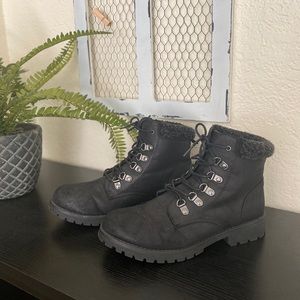 SOLD Cliff White Mountain lace up winter boots